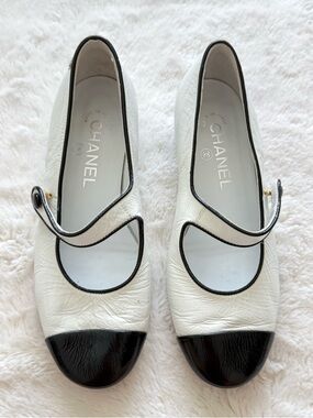 CHANEL women vintage white/black shoes size 36EU Authentic